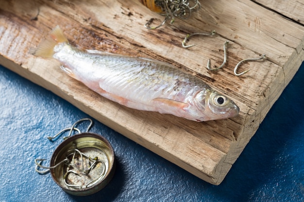 Poisson sur une planche à découper en bois