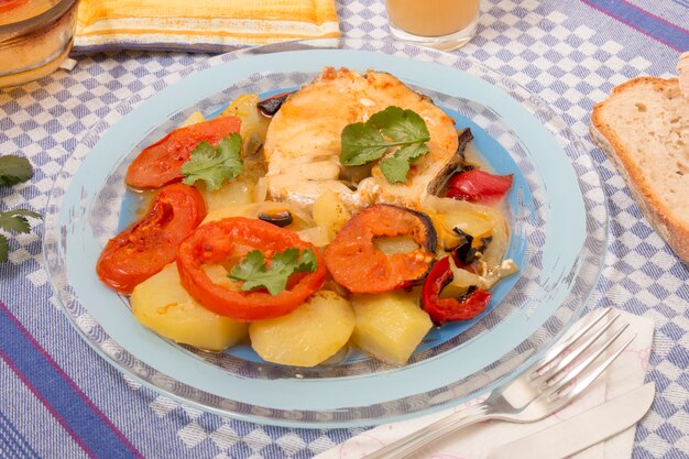 Poisson avec pommes de terre et tomates