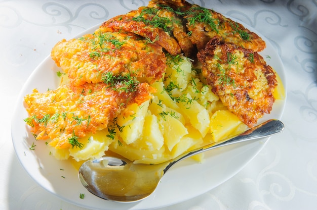 Poisson avec purée de pommes de terre.