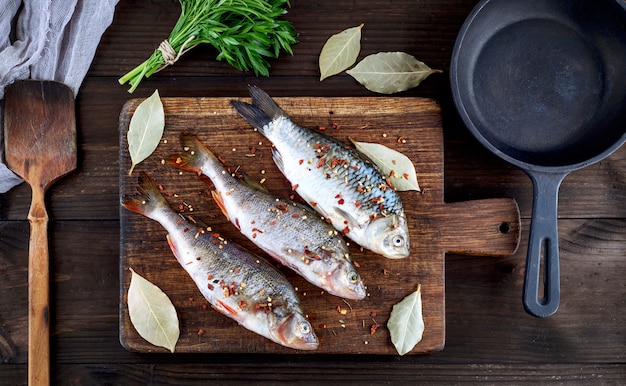 Poisson de rivière sur une planche de bois marron