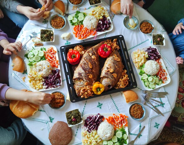 Poisson rôti et légumes délicieux sur la table traditionnelle marocaine Poisson frit délicieux