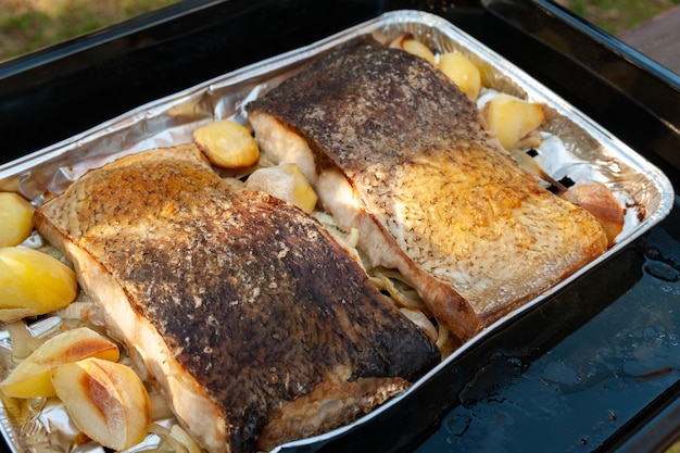 Poisson rustique aux légumes Emincé de poisson cuit au four avec légumes en déco