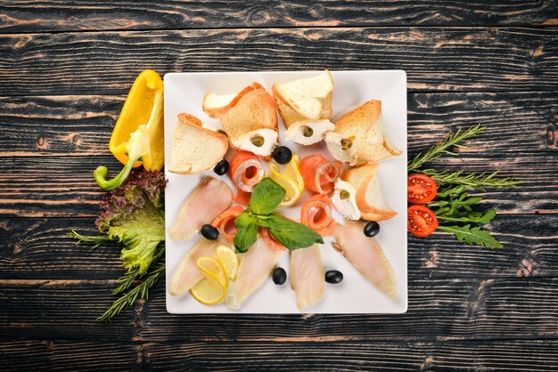 Poisson salé Saumon saumon rose sur une assiette Sur un fond en bois Vue de dessus Espace libre pour le texte