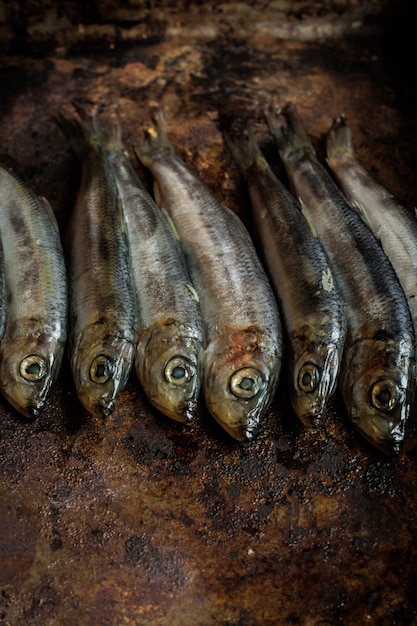 Poisson salé sur table en bois