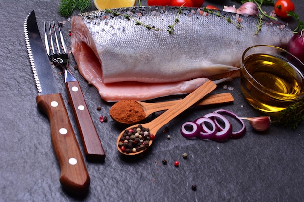 Poisson saumon aux épices et légumes