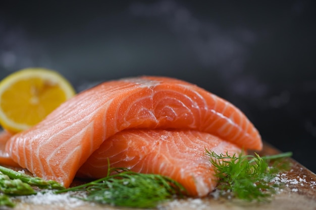 Poisson saumon cru frais sur glace pour la cuisson des aliments fruits de mer saumon poisson filet de saumon avec asperges citronnées et épices