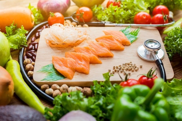 Poisson saumon frais et poulet aux légumes pour la cuisson d'une salade de steak. Alimentation saine et diététique.