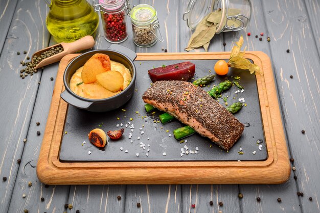 Poisson saumon grillé avec pommes de terre et graines de chia