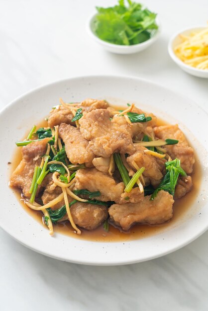 Poisson sauté au céleri chinois - style cuisine asiatique