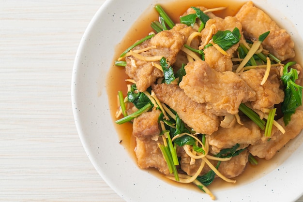 Poisson sauté au céleri chinois