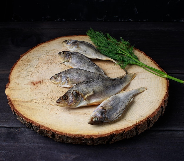 Poisson séché au soleil éperlans salés sur fond de bois vue de dessus espace de copie Snack pour éperlans séchés à la bière