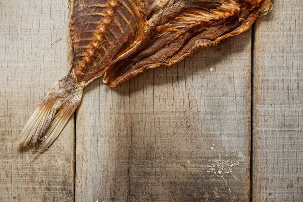 Poisson séché sur bois.