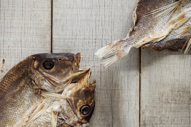 Poisson séché sur bois.