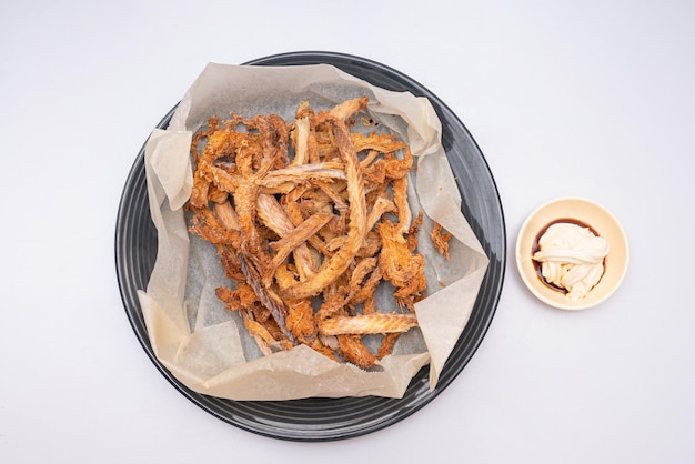 Poisson séché dans un bol et sauce mayonnaise