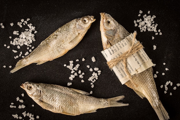 Poisson séché dans l'obscurité. Vue de dessus, plat poser.