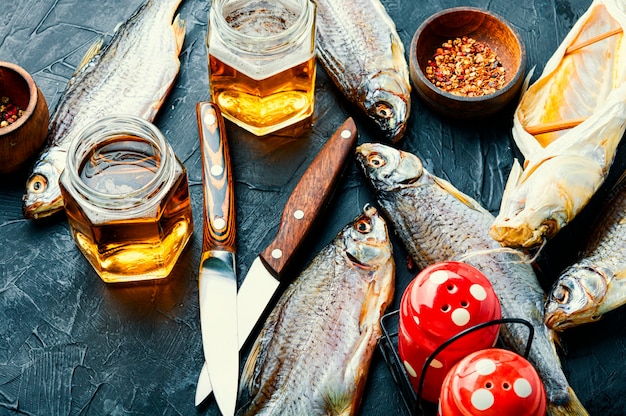 Poisson séché sur la table, poisson de mer sec salé pour la bière