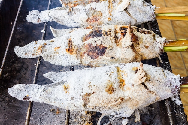 poisson de serpent grillé salé avec de la nourriture d&#39;herbes