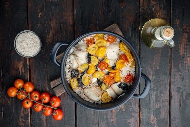 Poisson Tilapia Blanc Avec Riz Basmati Et Tomates Cerises, Sur Fond De Bois Foncé, Vue Du Dessus