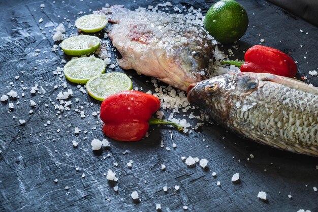 Photo poisson de tilapia frais, salé et assaisonné pour la cuisson