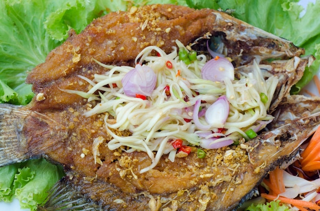 Poisson Tilapia frit avec une salade de mangue