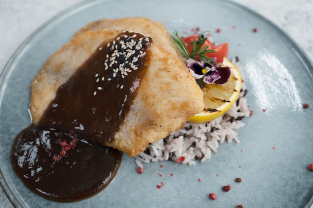 Poisson tilapia frit avec sauce au riz et légumes