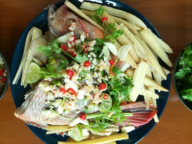 poisson tilapia rouge cuit à la vapeur avec sauce chili citron vert poisson citron vert thaï poisson cuit à la vapeur dans une vinaigrette au citron vert