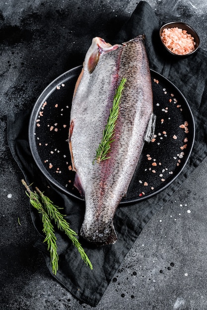 Poisson truite crue sans tête