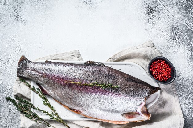 Poisson truite crue sans tête