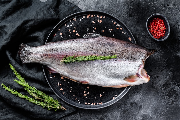 Poisson de truite fraîche au sel et au romarin.