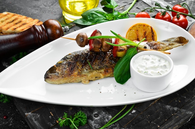 Poisson de truite de rivière cuit au four avec des légumes sur une assiette Vue de dessus de fruits de mer Espace libre pour le texte