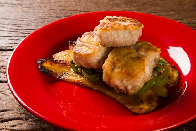 Poisson Tucunare au beurre avec poivrons verts et banane - Plat traditionnel amazonien