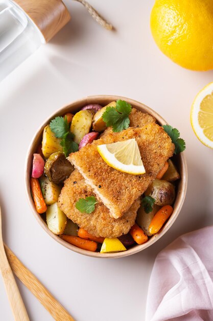 Poisson végétal végétalien avec pâte croustillante et légumes rôtis