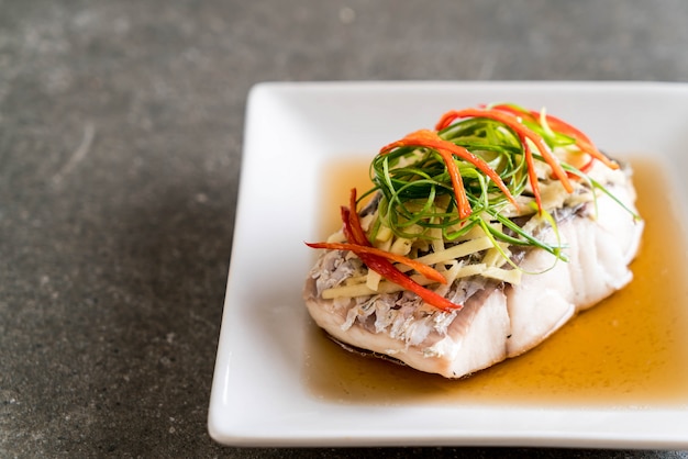 poisson vivaneau cuit à la vapeur avec sauce soja