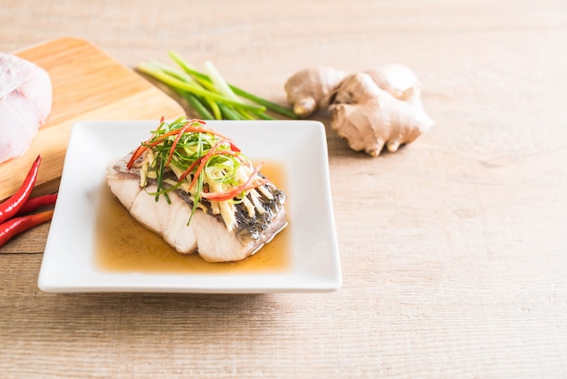 poisson vivaneau cuit à la vapeur avec sauce soja