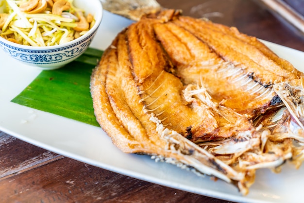 poisson de vivaneau frit dans une sauce de poisson