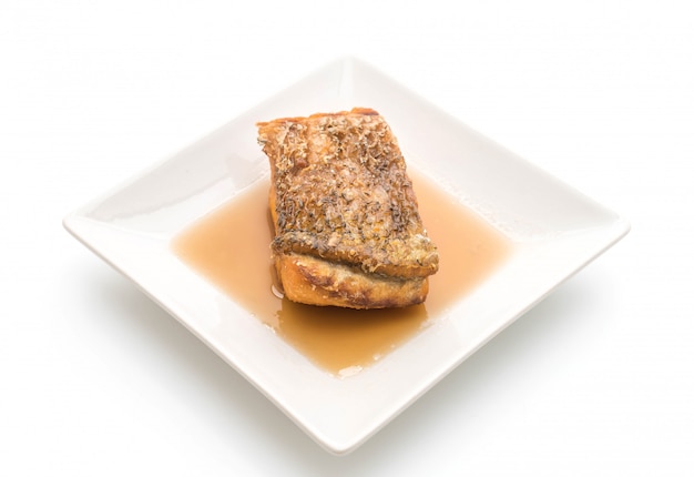 Poisson vivaneau frit avec sauce au poisson