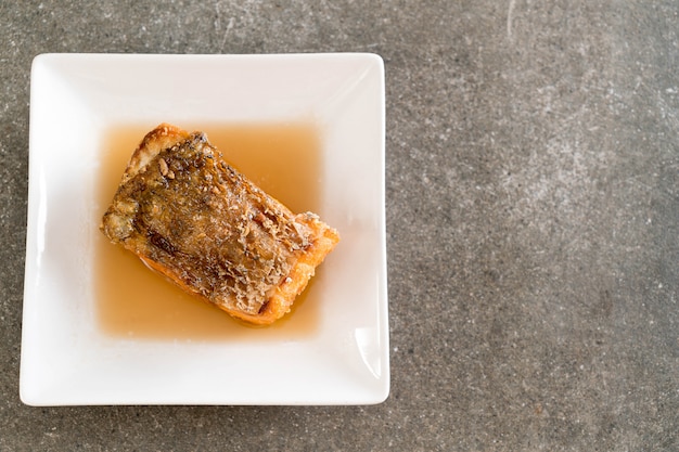 Poisson vivaneau frit avec sauce au poisson