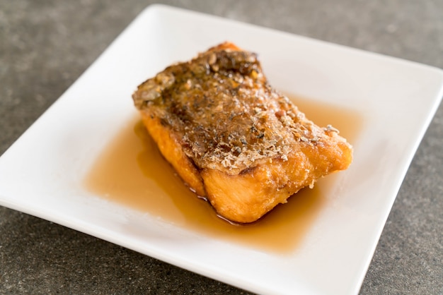 Poisson vivaneau frit avec sauce au poisson