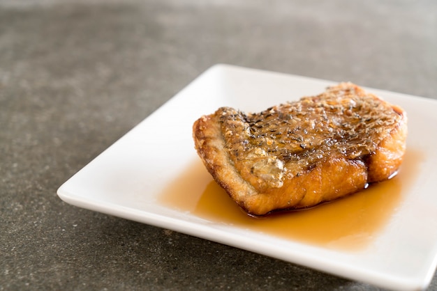 Poisson vivaneau frit avec sauce au poisson