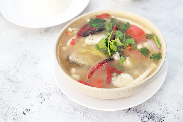 Poisson vivaneau de soupe épicée, poisson de vivaneau d'appel thaï Tom yum. Soupe thaï au piment de poisson et légumes. Nourriture préférée en asiatique