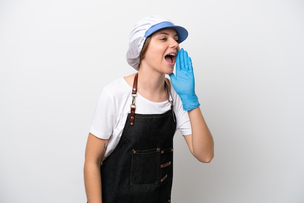 Poissonnier femme portant un tablier criant avec la bouche grande ouverte sur le côté