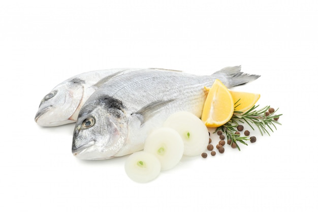 Poissons et épices Dorado frais isolés sur blanc