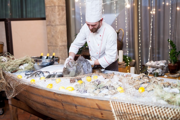 Poissons frais et huîtres au restaurant.