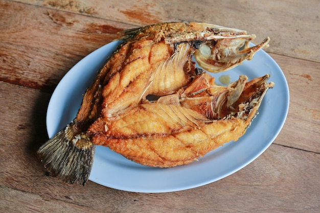 Poissons frits et rayés (célèbre cuisine thaïlandaise)