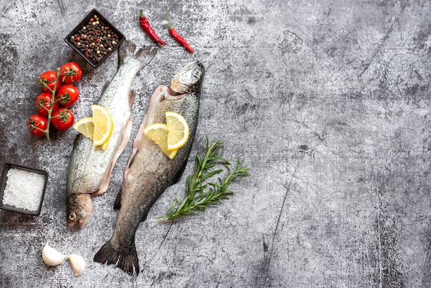 Poissons et légumes sur fond gris