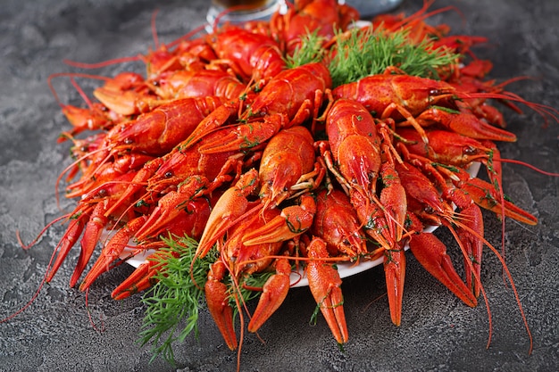 Poissons rouges craw bouillis sur table dans un style rustique