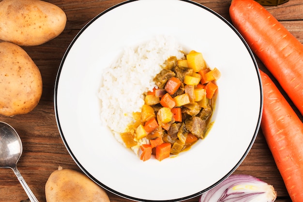 Photo poitrine de boeuf au curry avec riz