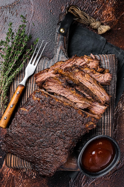 Poitrine de boeuf wagyu barbecue fumé traditionnel sur planche de bois Fond sombre Vue de dessus