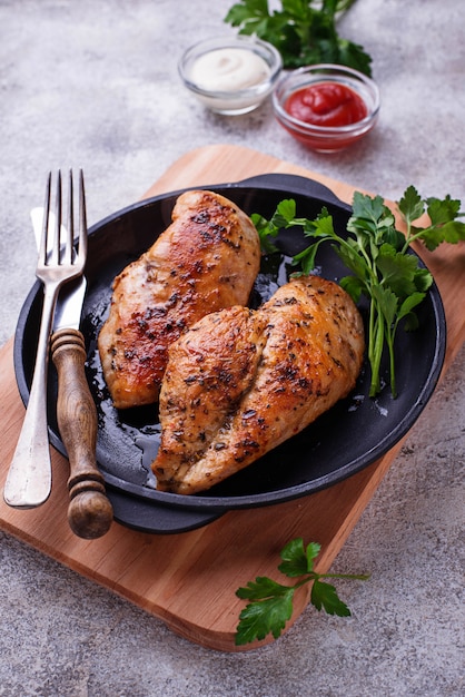 Poitrine ou filet de poulet grillé dans une poêle en fer