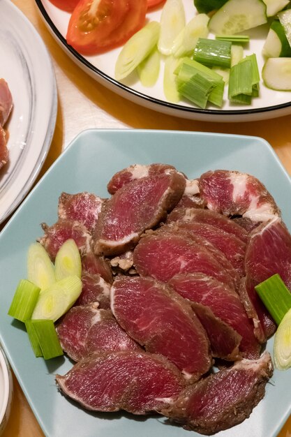 Poitrine de porc crue sur le plat pour barbecue à la maison